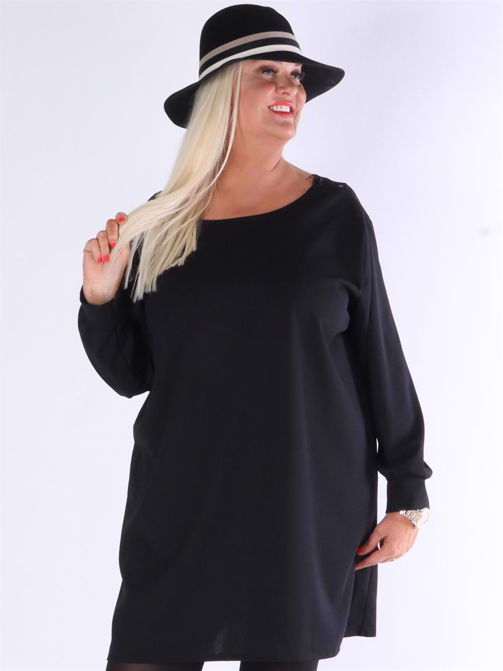 Gissela - Kjole med blonde v-udskæring på ryggen